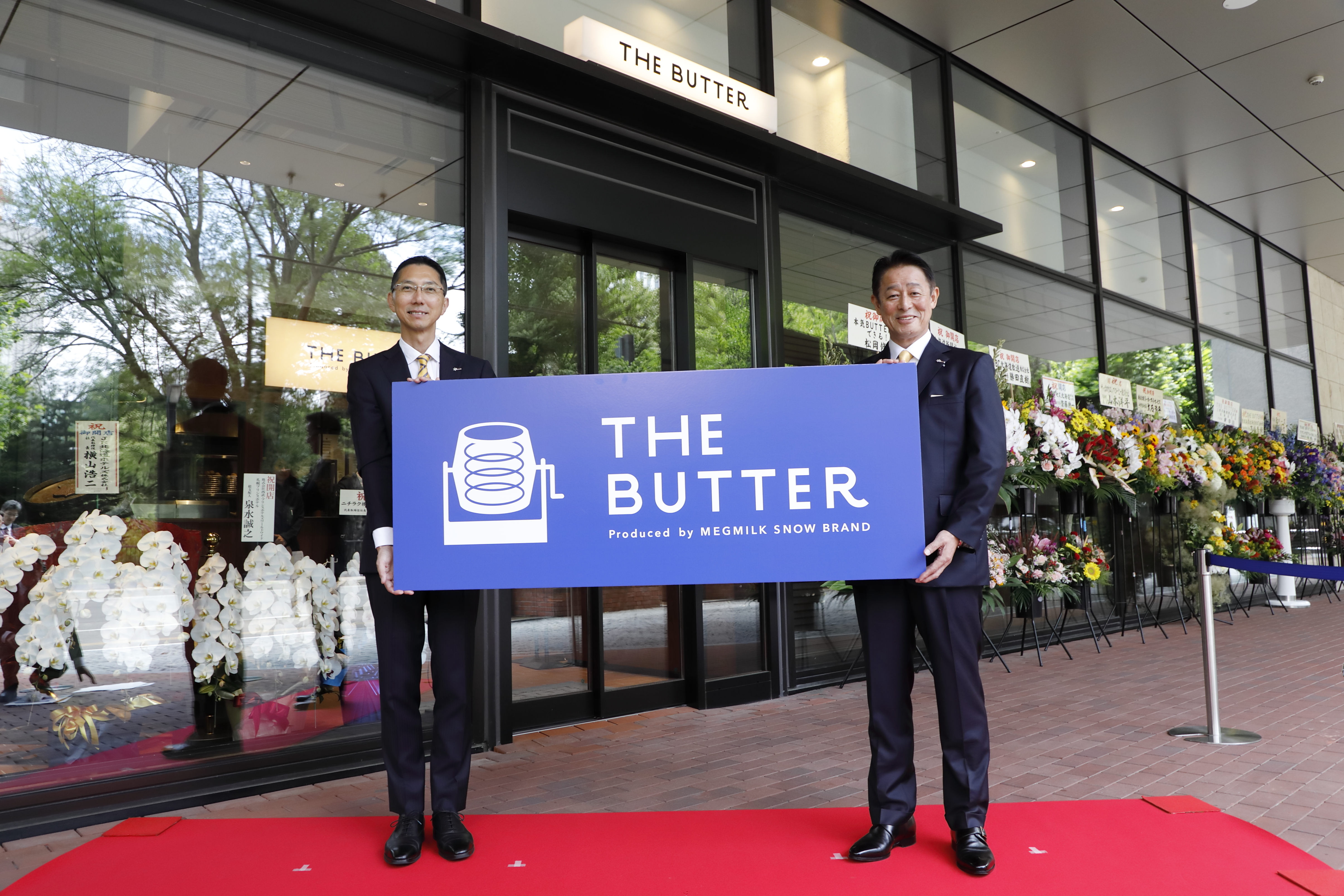 左：雪印パーラー 代表取締役社長　森  隆志、右：雪印メグミルク 代表取締役社長  佐藤 雅俊
