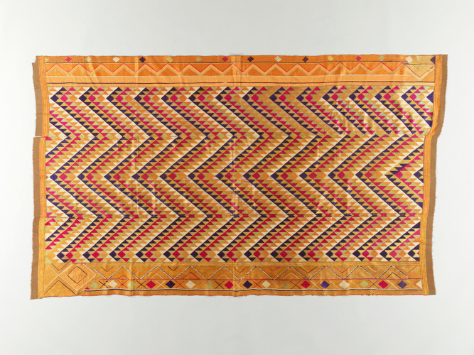 プルカリ(覆い布) 茶木綿地波形幾何文様刺繍