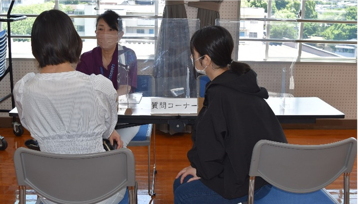 令和4年(2022年)のオープンキャンパスでの個別相談会の様子