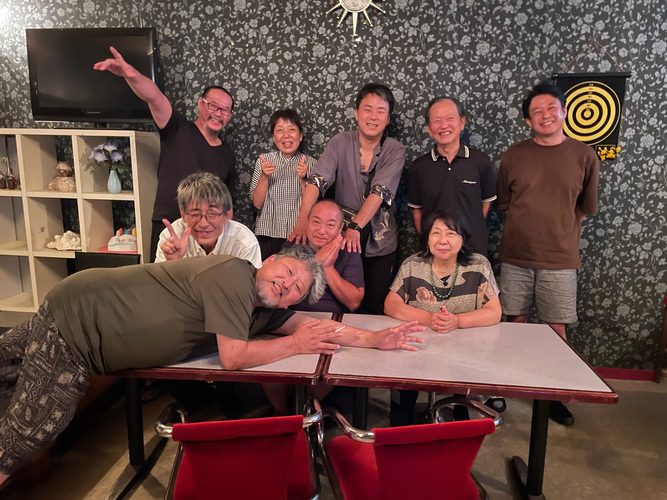 ▲ 山口育英奨学会との連携が決まった夜、町内唯一のスナックに集まったミラデメンバー。「難所をひとつ越えた」&mdash;&mdash;喜びと覚悟が入り混じる一夜。