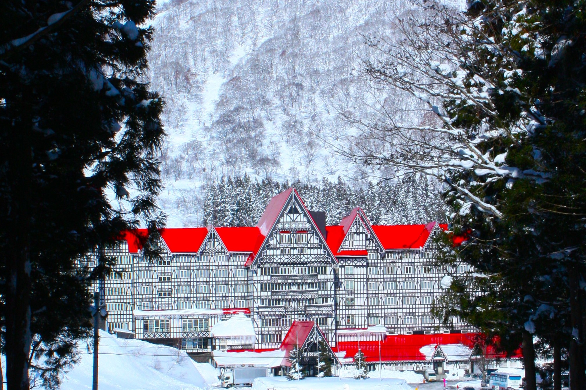 森を抜けた先に現れる赤い三角屋根がトレードマークのリゾートホテル