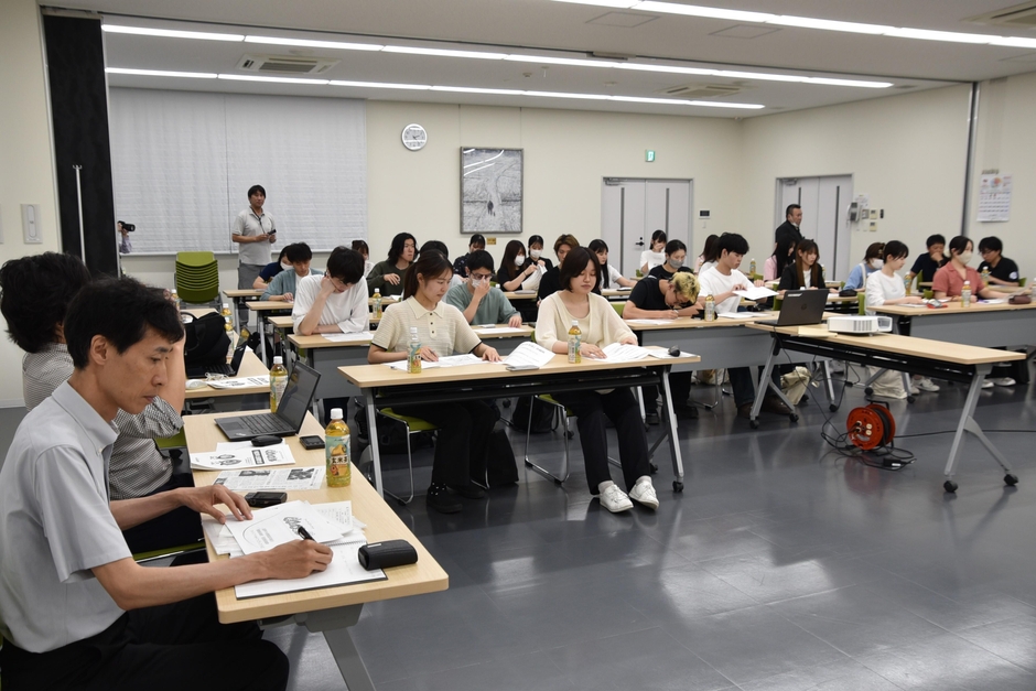澤田准教授(左)とゼミ生たち