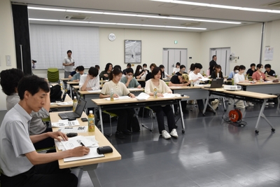 澤田准教授(左)とゼミ生たち