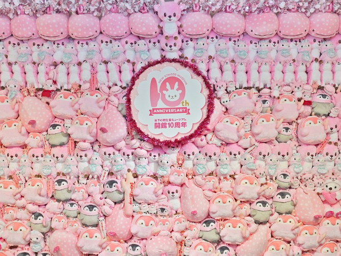 中央の10周年ロゴパネルがアクセント