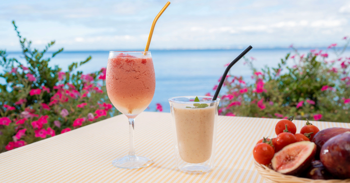 ▲Cafetta秋の新ドリンク 右「イチジクスムージー」、左「グルメトマトスムージー」