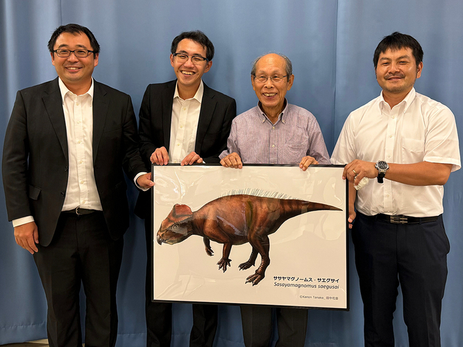 新属新種の角竜類を確認した研究グループの(左から)千葉講師、田中准教授、発見者の足立さん、池田教授(復元画は©Kanon Tanaka_田中花音)