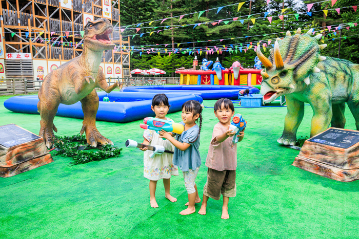 動く恐竜のミストオブジェがお出迎え