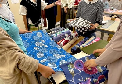 実際の反物を手に取って選びます
