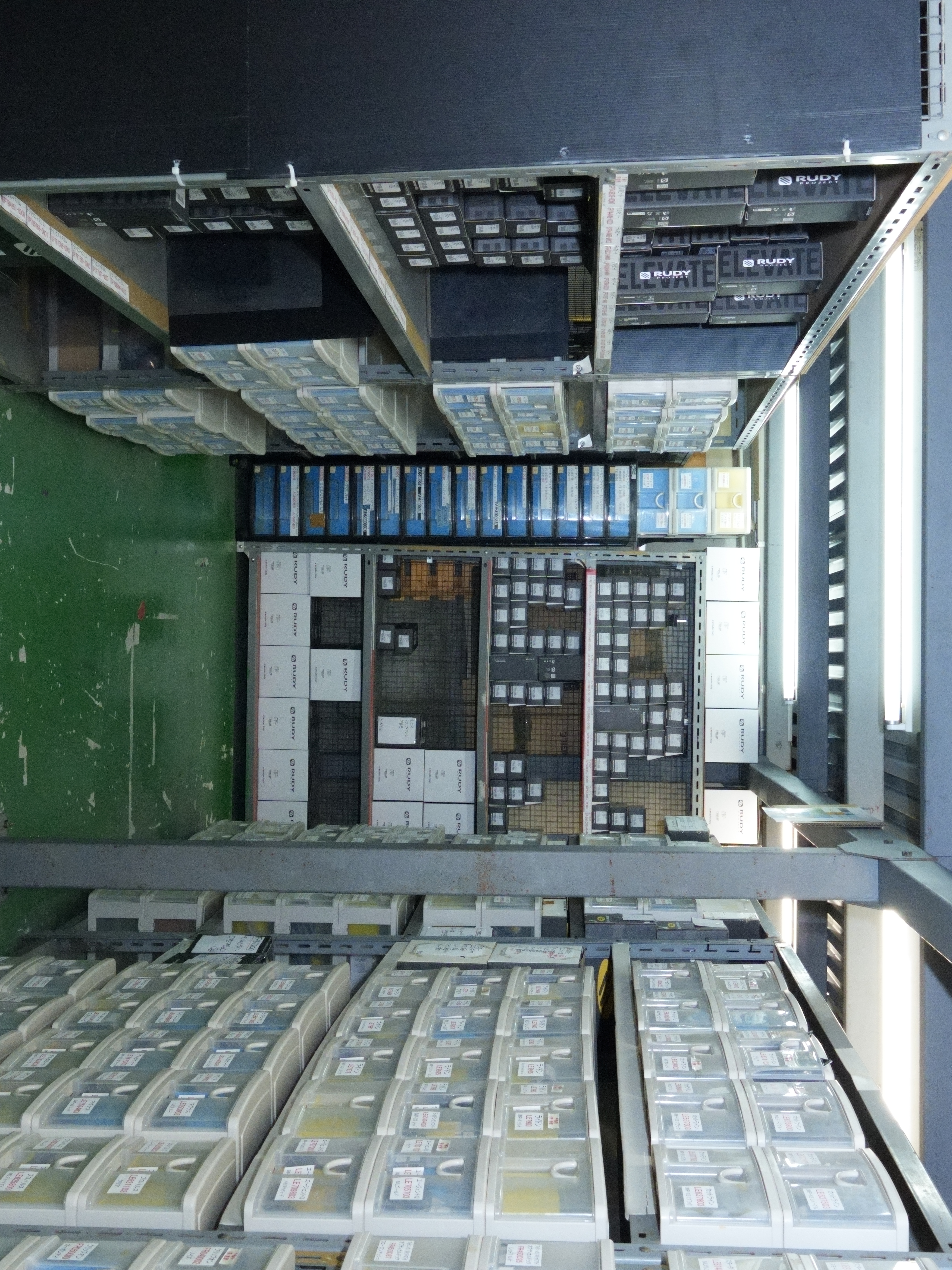 ２万点のアイテムが保管される倉庫