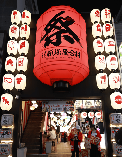 大きな提灯がトレードマークの外観