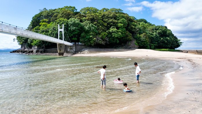 ホテルから徒歩2分の湯の児海水浴場