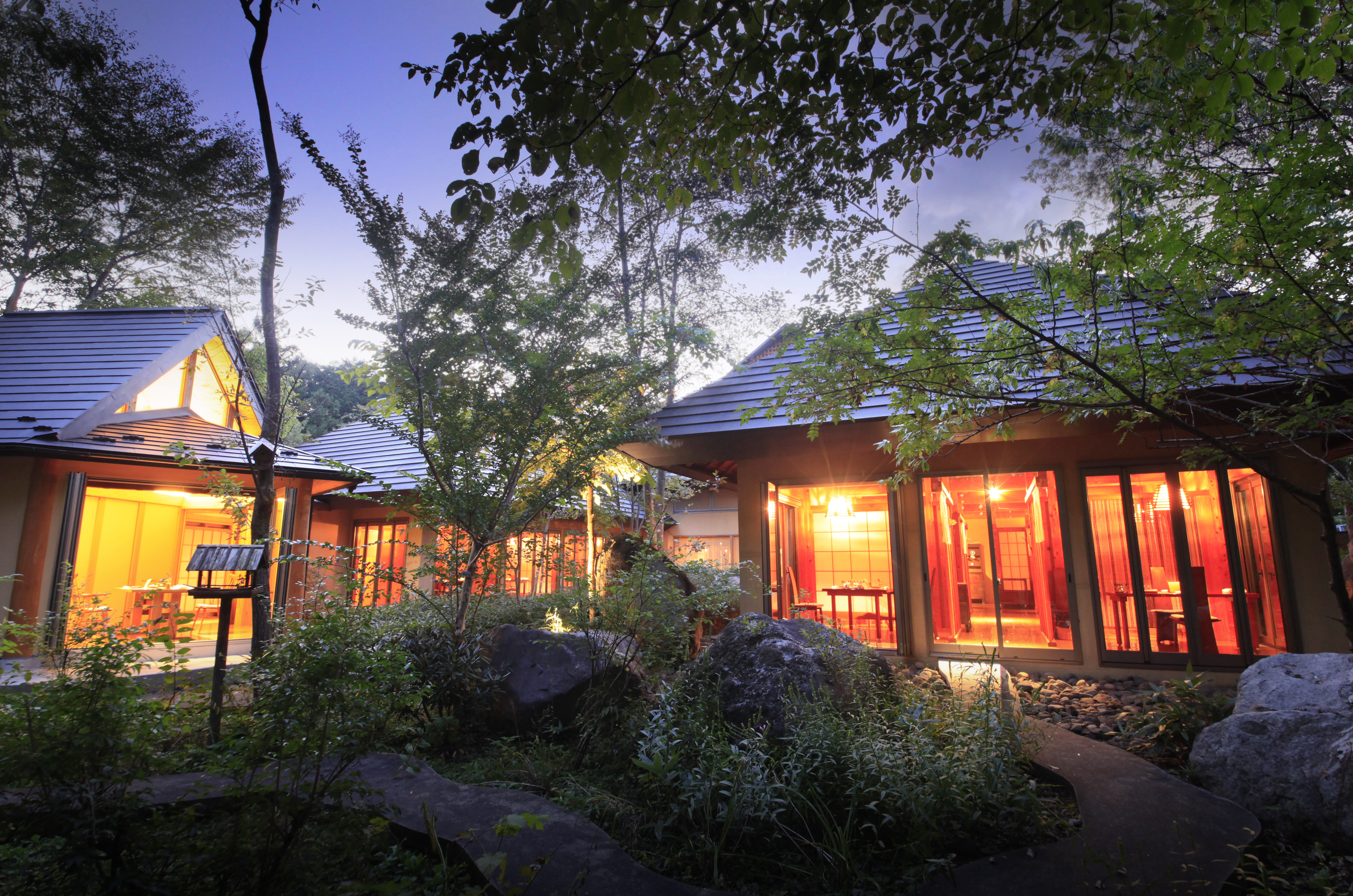 お食事会場「ダイニング コの字」。床暖房が導入されている