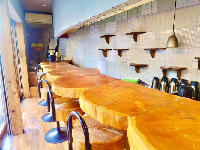 店内はカウンター10席のみ