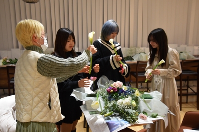 アドバイスする阿部さん(左)