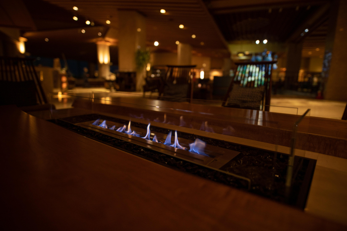 夜は暖炉で大人の雰囲気に