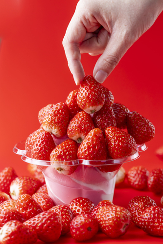 こぼれるまでいちごを盛り放題！