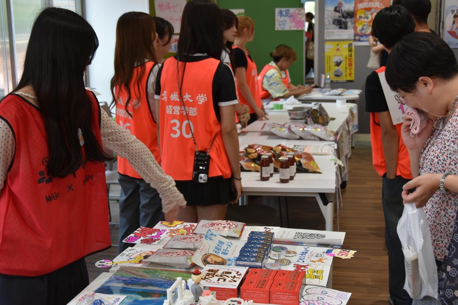 商品を案内する田中ゼミの学生