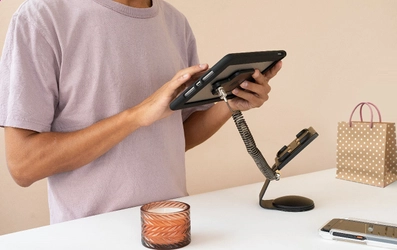 iPadやSurfaceをシンプルにテーブル／壁掛け設置。ショップなどに便利なコンピュロックス社製品を国内新発売！