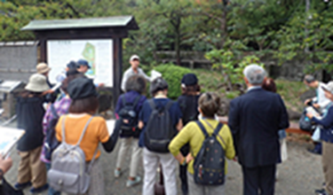 若林芳樹氏によるガイド（過去開催時の様子）
