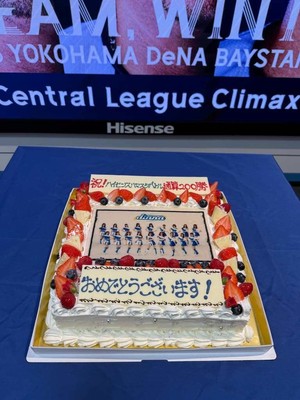 Hisenseからdiana200勝ケーキ贈呈