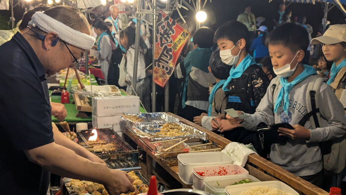 出店広場では飲食物をはじめ特産品のわさびやニューサマーオレンジ製品の屋台をお楽しみいただけます。