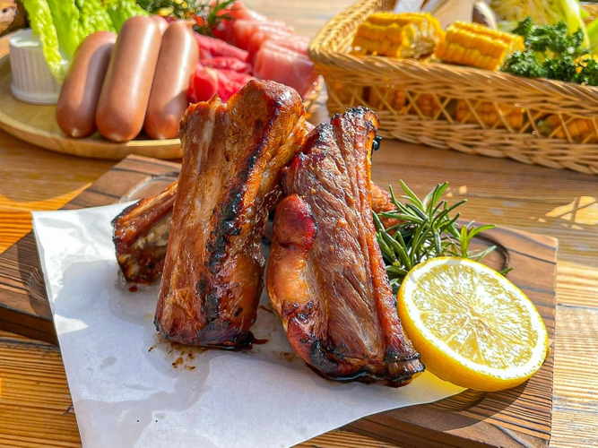 BBQプランの自家製スペアリブ