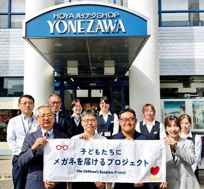 メガネのヨネザワ 本店前にて