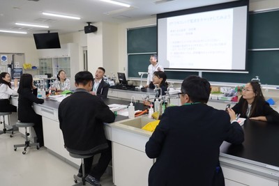 電波をキャッチする実験を体験するモンゴルの学生たち