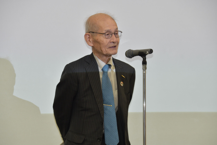 総評を述べる吉野終身教授