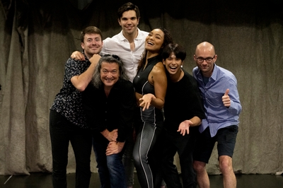 写真左からCamden Loeser(振付補)、Mahlon Kruse(演出補)、Kai Jonson-Peady(サーカス・レプリケーター)、Crystal Kay、森崎ウィン、Ryan Cantwell(音楽スーパーバイザー)