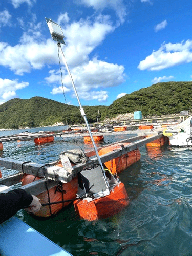 ＜洋上に浮かべた「MizLinx Monitor」＞