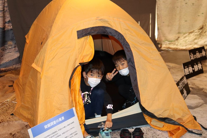 発掘現場のテントに潜り込んで現地の雰囲気も体験できました