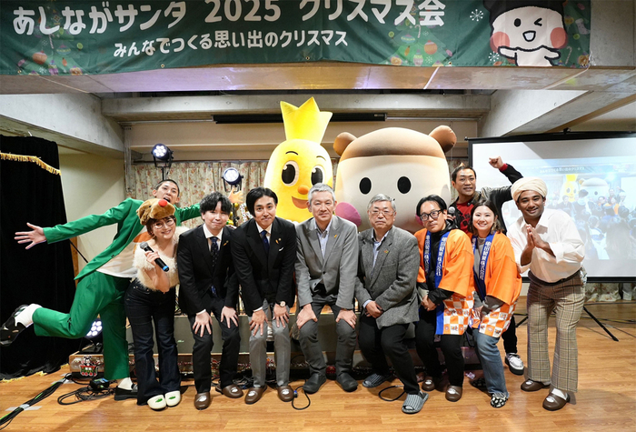 (左からどんぐりたけし、鈴木奈々、日本児童養護施設財団 事務局長 本郷暁洋、理事長 江原均、社会福祉法人至誠学舎立川 児童事業本部 副本部長・事務局長 高橋誠一郎、常務理事・本部長・センター長 石田芳朗、亀田製菓株式会社 ミライクリエイターズ 小笠原純一・齊藤琴代、チャパティ、はなわ)