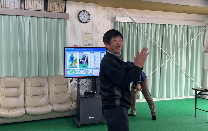 TANOの姿勢チェックを体験する日髙町長　１００点が出てご満悦の様子