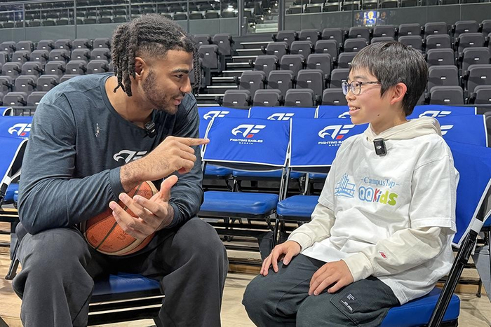 ロペス選手に英語でインタビューをするQQキッズの様子