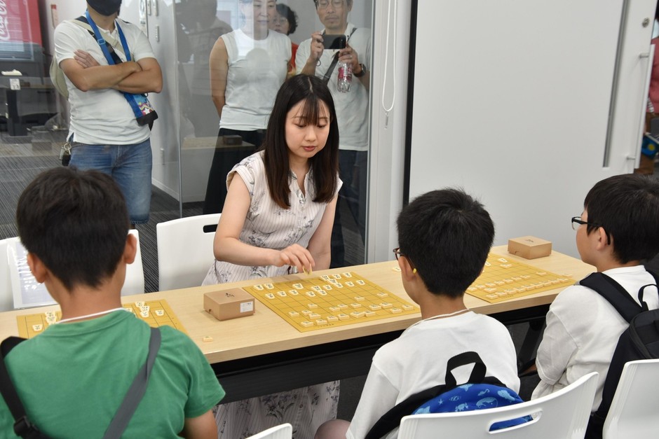 指導対局を行う脇田女流初段
