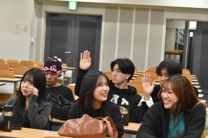 滝野氏の質問に挙手する学生