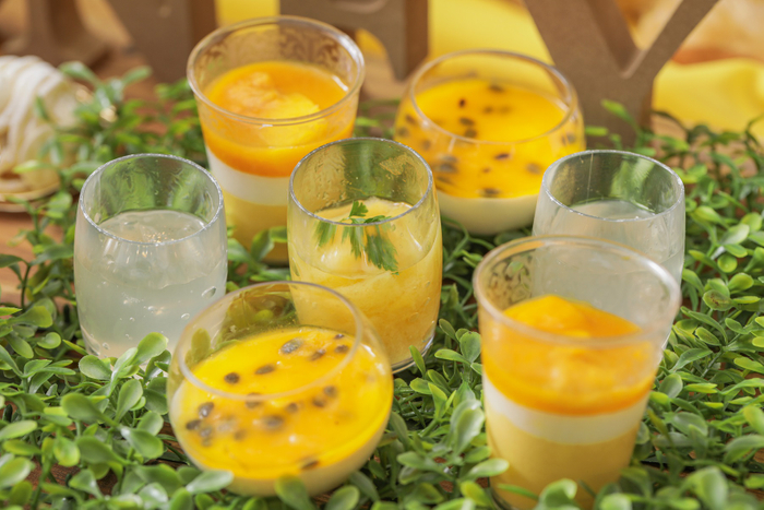 はちみつレモンジュレ／マンゴー＆ココナッツムース／オレンジジュレ／パッションフルーツソースのパンナコッタ： お口直しにさっぱり召し上がっていただけます。