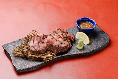 牛タンの芯を炭火で香ばしく、驚くほど柔らかな食感に。ネギ塩・柚子胡椒で。
