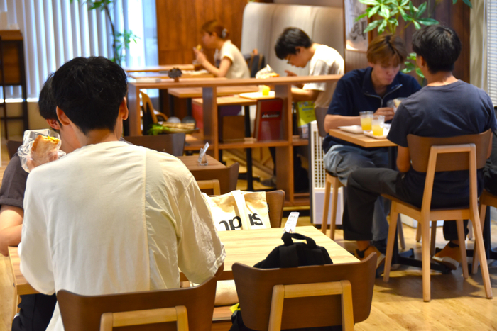 落ち着いた雰囲気で朝食を食べ、講義へ