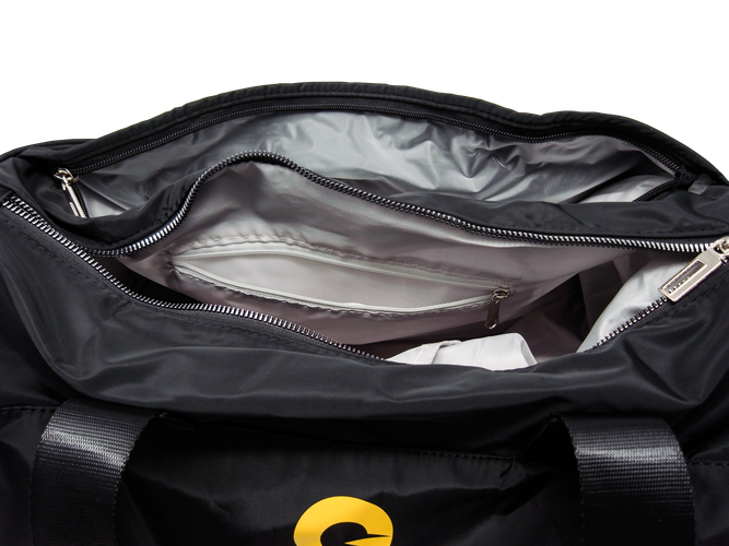 防水加工ポケット&times;1、ジップ付きポケット&times;1、小物サイズのポケット&times;2