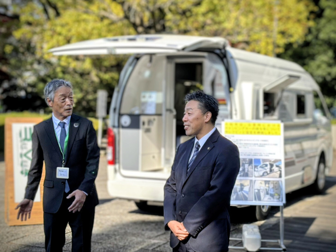 大和市庁舎前で、古谷田つとむ市長と当社代表(2)