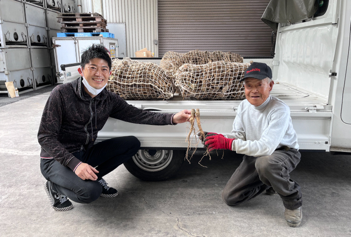 農家さんに出荷したトロロアオイをもつ企画屋かざあな番頭 川口とトロロアオイ生産組合会長 黒澤さん
