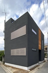 21坪の狭小地で「屋上キャンプ」を満喫！無機質モダン×西海岸スタイルにこだわった高気密・高断熱住宅が東京都江戸川区に誕生