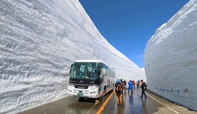 富山県と長野県とを結ぶ立山黒部アルペンルート、 4月15日(月)に全線開通！今年の雪の大谷の高さは14m！