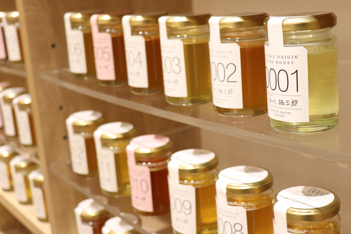 シングルオリジンハニー。店舗で全て試食できちゃう。