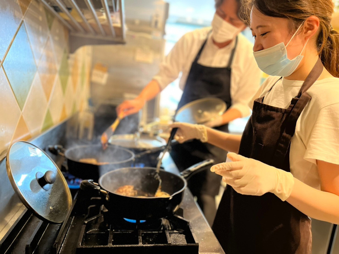 管理栄養士が夏野菜を使ったバランスの良いメニューを考案し調理する