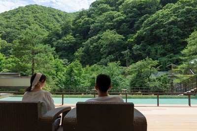 目の前に里山をのぞむくつろぎSalonで深呼吸