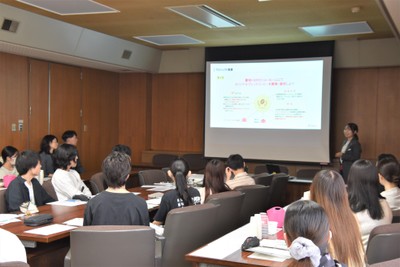 オリジナルブレンドコーヒー開発について説明するATグループの担当者