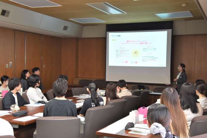 オリジナルブレンドコーヒー開発について説明するATグループの担当者